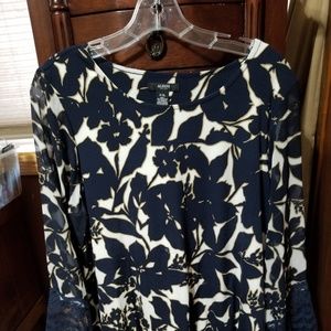 Blouse with lace sleeves